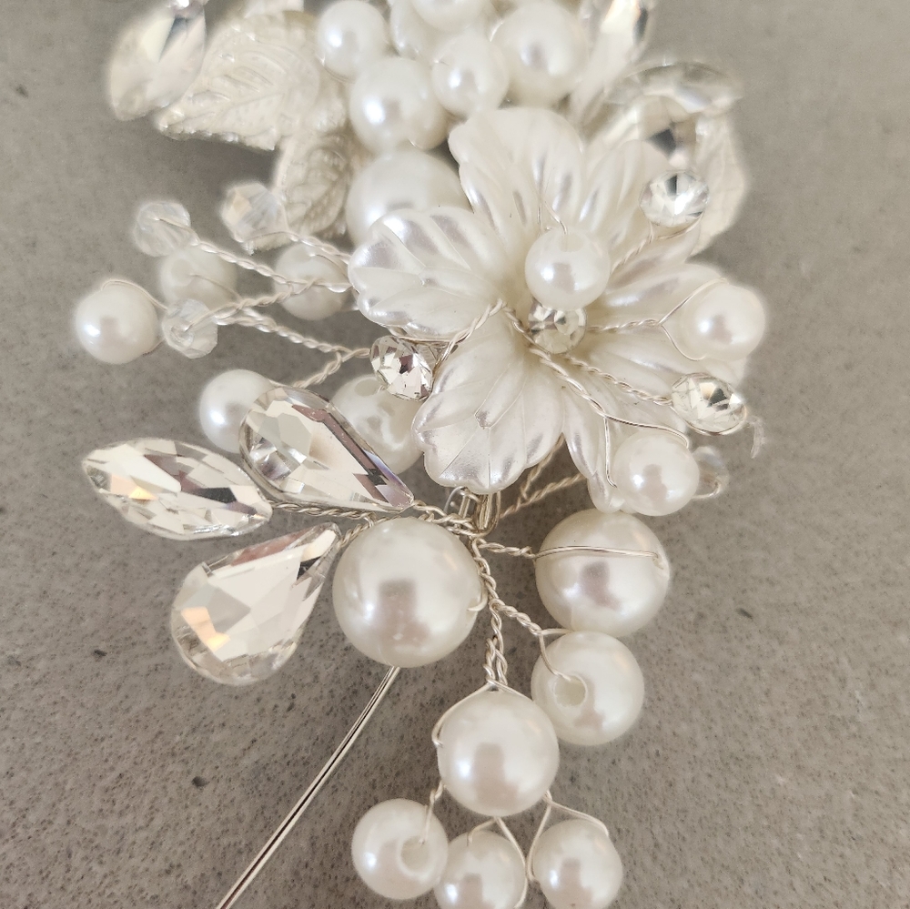 Elegant Pearl and Gold Floral Hair Accessory - Picture 4 of 7